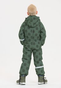 Groen kindersneeuwpak met een herhalend dierenpatroon, voorzien van een capuchon, elastische taille en reflecterende streep op de benen. Duurzame stof.