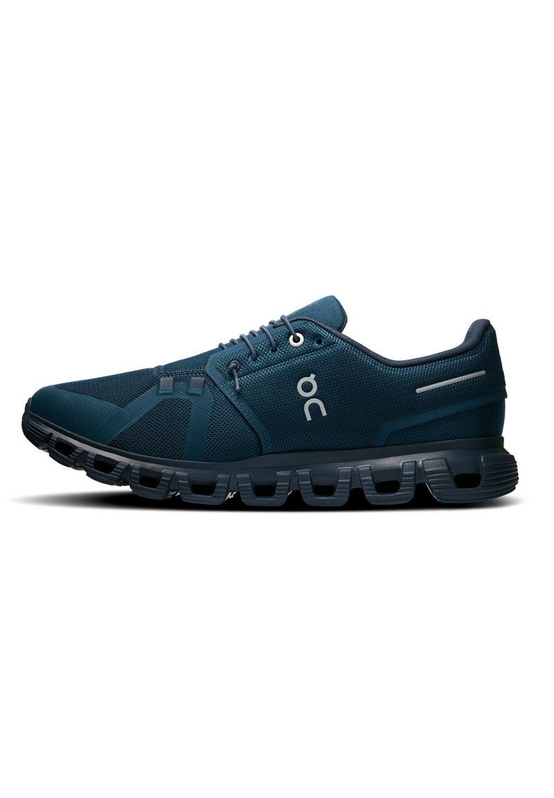 Chaussure de course en mesh bleu avec une semelle flexible, dotée d'une tige texturée, de lacets plats et d'accents réfléchissants sur les côtés.