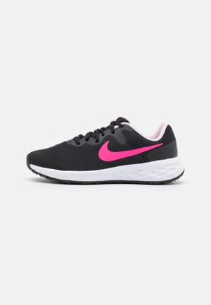 Czarne buty sportowe z siateczkową cholewką, różowym logo Nike, białą podeszwą środkową i teksturowaną czarną podeszwą zewnętrzną. Zaokrąglony nosek i sznurowany fason.