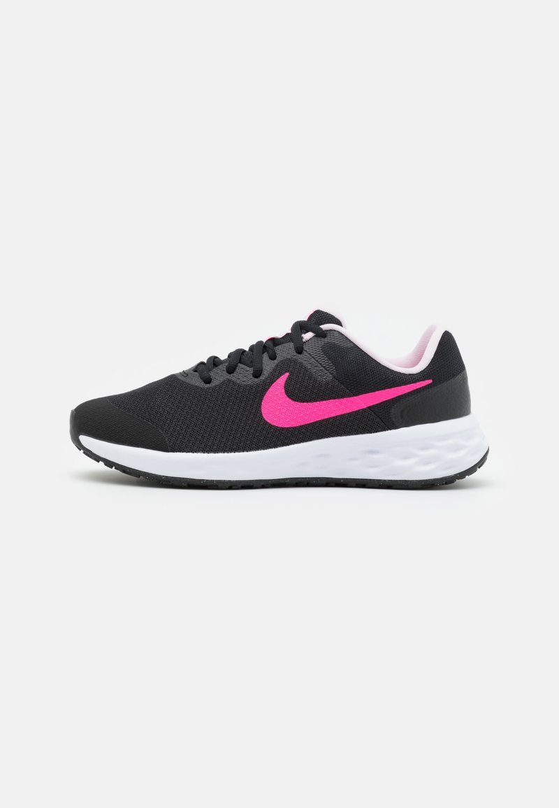 Pantofi sport negri cu plasă superioară, swoosh roz Nike, talpă intermediară albă și talpă exterioară texturată neagră. Vârf rotunjit și design cu șireturi.