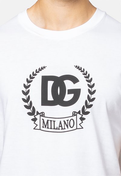 Witte t-shirt met een zwarte grafiek van "DG" en "MILANO" omringd door een laurierkrans ontwerp. Klassieke ronde halsstijl.