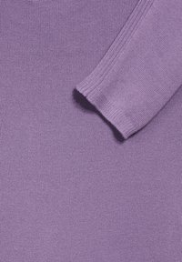 Tissu en tricot violet avec un détail de manche côtelé, texture lisse et motif uniforme tout au long.