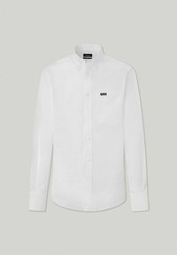 Camicia bianca a maniche lunghe in cotone, con colletto a punta, taschino sul petto e un piccolo logo blu navy sulla tasca.