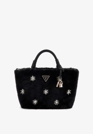 Borsa a mano in pelliccia sintetica nera con una forma strutturata. Presenta decorazioni floreali argentate, una placca con logo triangolare e due manici neri.