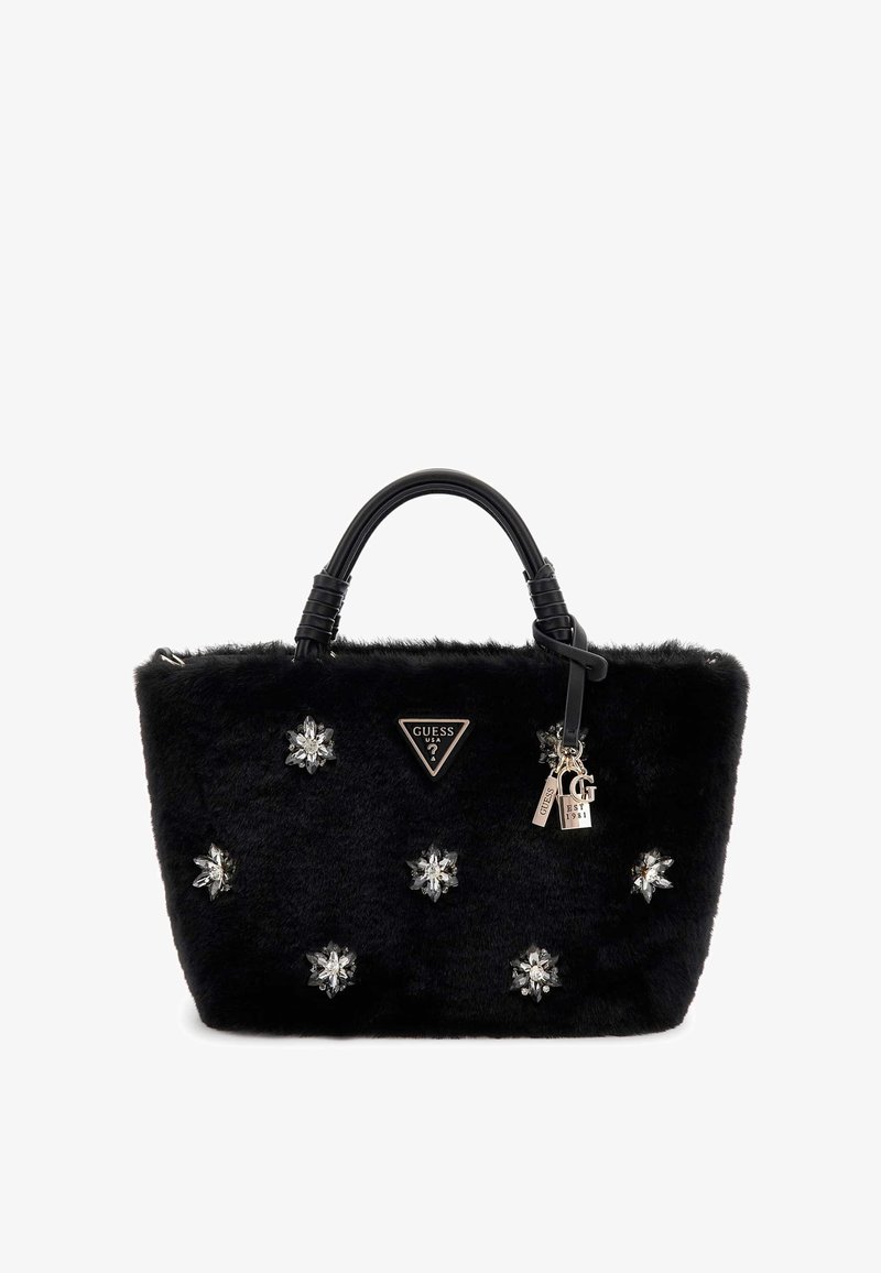 Sac à main en fausse fourrure noire avec une forme structurée. Présente des embellissements floraux en argent, une plaque logo en triangle et deux poignées noires.