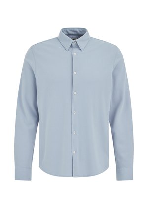 Lyseblå langærmet skjorte lavet af tekstureret stof, med klassisk krave og hvide knapper langs frontknaplisten.