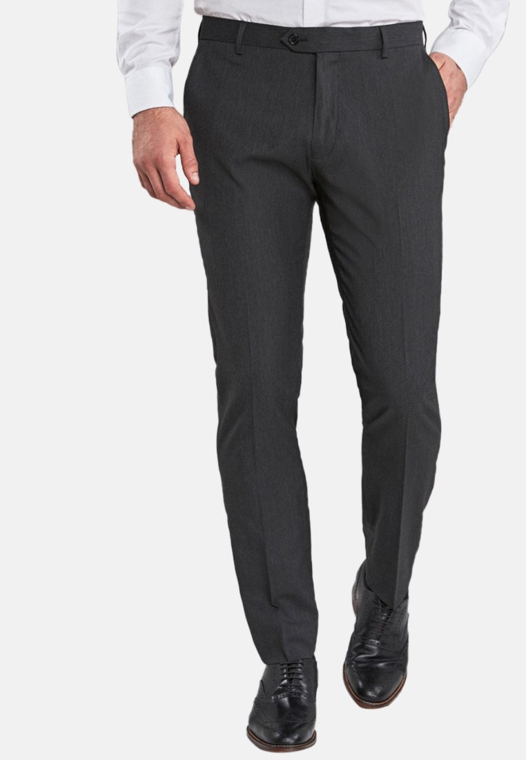 Slim-fit, temno sivi formalni hlače z gladko teksturo, z gumbom za zapiranje in zankami za pas, v kombinaciji s črnimi usnjenimi čevlji.