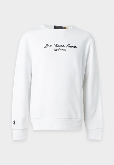 Λευκό φούτερ με μακρύ μανίκι, με το "Polo Ralph Lauren New York" κεντημένο στο στήθος και μικρό μαύρο λογότυπο στο αριστερό μανίκι.