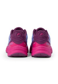 Zapatillas deportivas en tonos morado y azul claro con un upper texturizado, cuello acolchado y acentos rosas en el talón y la suela. Vista trasera.