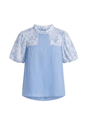 Blouse bleu clair avec manches bouffantes à motif floral, col montant à volants et bordure en dentelle sur les panneaux de poitrine.
