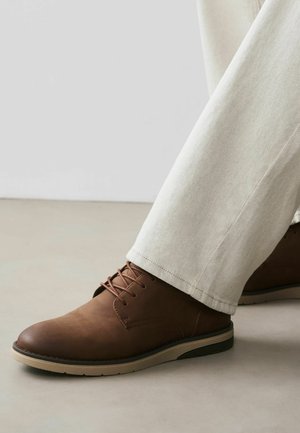 Next, REGULAR FIT - COMFORT WEDGE DERBY SHOES - Sportlicher Schnürer - brown