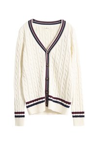 Cardigan de punto trenzado en color crema con escote en V, ribete de rayas en azul marino y burdeos, y cinco botones en la parte delantera. Textura suave y diseño casual.