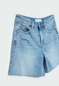 Shorts en denim bleu clair avec ourlet brut, bouton avant, fermeture éclair, passants de ceinture et poches avant et de monnaie visibles sur un fond uni.