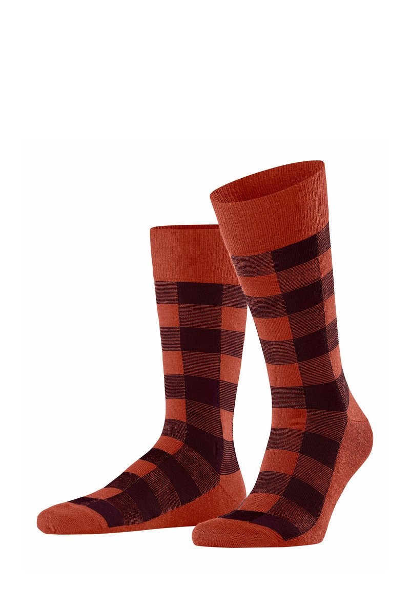 Rot- und schwarzgecheckte Socken aus einem weichen, strukturierten Stoff. Das Design zeigt abwechselnde Quadrate und einen gerippten Bund.
