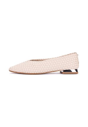 Zapato plano beige de cuero tejido con punta puntiaguda y tacón bajo metálico en bloque plateado, vista lateral sobre fondo blanco.