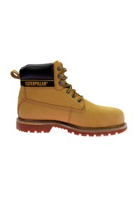 Bota de trabajo de cuero marrón con cuello negro, parte delantera con cordones y suela de goma con acentos rojos. Logo "CATERPILLAR" en el lateral.