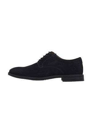Chaussures en suede noir à lacets avec une finition lisse, un bout arrondi et une semelle en caoutchouc plate. Caractérisées par des coutures minimales et un design classique.