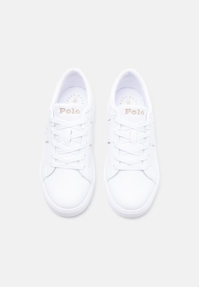 Ζευγάρι λευκά δερμάτινα sneakers Polo με κορδόνια και χρυσά γράμματα λογότυπου στη γλώσσα, από ψηλά σε ανοικτό γκρι φόντο.
