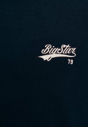 Jūras spēku zila kokvilnas T-kreklā ir balta izšūta "BigStar" logo un numurs "79" stilizētā fontā kreisajā krūtī.