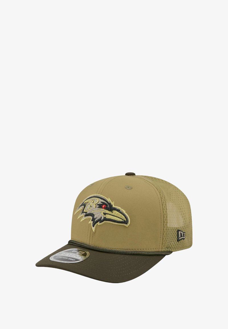 Khaki Baseballcap mit einem dunkelgrünen Schirm, versehen mit einem gestickten Raben-Logo und Netzseitenteilen zur Belüftung.