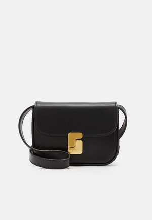 Borsa a tracolla in pelle nera con un design elegante, una chiusura geometrica dorata e una tracolla removibile. Texture liscia con accenti minimi.