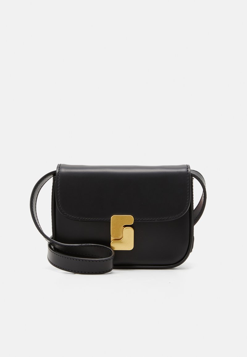 Μαύρη δερμάτινη τσάντα χειρός με κομψό σχέδιο, χρυσό γεωμετρικό κούμπωμα και αποσπώμενο λουρί ώμου. Λόγω της λείας υφής της έχει ελάχιστες λεπτομέρειες.