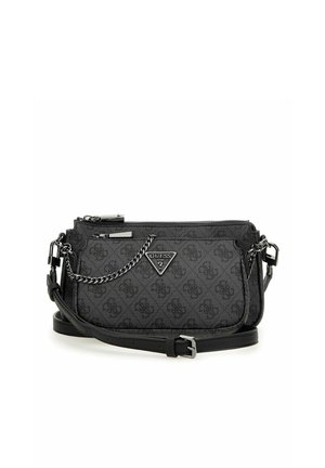 Schwarze Guess Umhängetasche mit gemustertem Logo-Print, Frontreißverschlusstasche, silberner Kettendetail und verstellbarem Leder-Riemen.