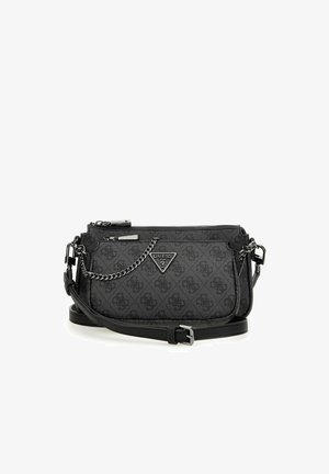 Schwarze Guess Umhängetasche mit gemustertem Logo-Print, Frontreißverschlusstasche, silberner Kettendetail und verstellbarem Leder-Riemen.