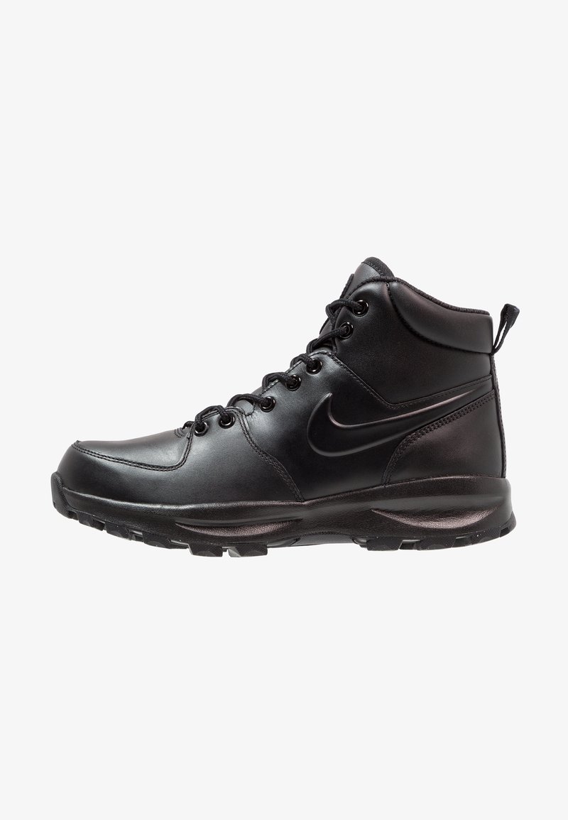 Pantofi sport negri, de tip mid-top, fabricați din piele netedă, având o talpă din cauciuc texturat, cu șireturi rotunde și un logo pe lateral.