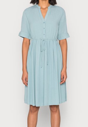 Ljusblå, kortärmad klänning med knapplist, insydd midja, texturerad tyg och en flödande kjol i knälängd.