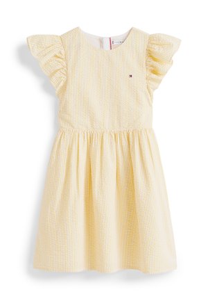 Żółto-biała sukienka w paski bez rękawów, z falbankowymi krótkimi rękawkami i marszczonym paskiem w talii, z małym logo Tommy Hilfiger na piersi.