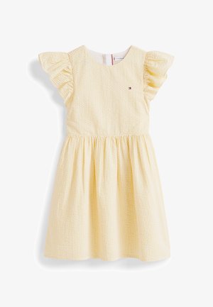 Gul og hvit stripet ermeløs kjole med volangdetaljer på skulderne og innsvingt midje, med en liten Tommy Hilfiger-logo på brystet.
