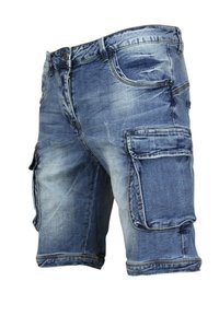 Lichtblauwe denim cargo shorts met een vervaagde afwerking. Voorzien van meerdere zakken en gestikte details. Algeheel ontspannen pasvorm ontwerp.