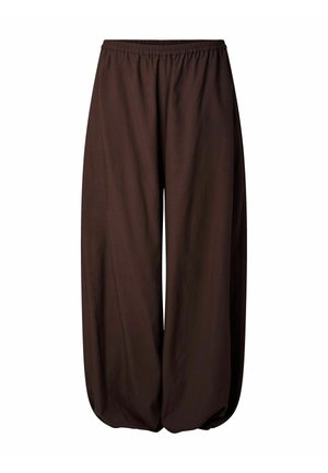 Laiade jala ja tumepruunid püksid elastse vöökohaga ja kogutud äärega, valgel taustal.