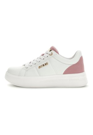 Sneaker in pelle bianca con dettaglio in camoscio rosa sul tallone, suola piatta bianca e dettagli del logo dorati. Presenta sette coppie di occhielli e lacci.