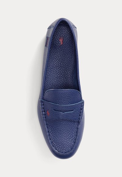 Pánska námornícka modrá texturovaná kožená mokasína s viditeľným prešitím a malými červenými logami na vrchu a vnútornej podrážke.