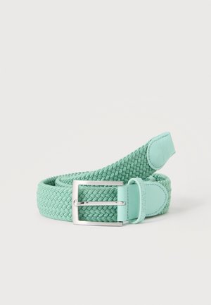 Ceinture en tissu tressé vert menthe avec boucle en métal argenté et détails en cuir assortis, enroulée sur un fond blanc uni.