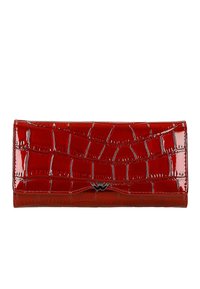 Portafoglio in pelle verniciata rossa con texture a coccodrillo, caratterizzato da un accento argentato con logo e un design elegante e rettangolare.