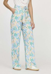 Pantalons larges fleuris en bleu clair avec des motifs verts et pêche, dotés d'une taille haute ceinturée et de poches latérales ; tissu léger.