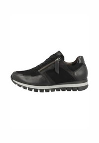Černá sportovní bota vyrobená z kombinace kůže a semiše, se zipem, texturovanými prvky a silnou vzorovanou podešví.