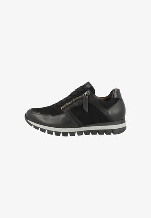 Scarpa atletica nera realizzata con una combinazione di materiali in pelle e camoscio, con dettagli a zip, accenti texturizzati e una suola spessa e con motivo.