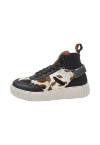 Sneaker alta caratterizzata da una combinazione di pelle nera e pelle bovina con macchie marroni e beige, dettagli verdi e una suola bianca texturizzata.