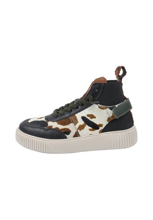 Wysokie trampki z mieszanką czarnej skóry i skóry bydlęcej w brązowe i beżowe plamki, zielonymi akcentami oraz teksturowaną białą podeszwą.