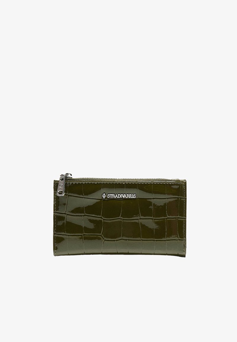 Portefeuille zippé vert foncé brillant à texture crocodile avec logo métallique "Stradivarius" au centre avant.