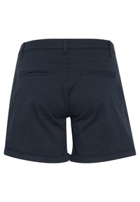 Tmavě modré šortky z lehké látky s hladkou texturou, dvěma zadními kapsami a ohrnutým lemem.