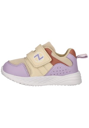 Kindersneaker in beige, lavendel en bruin met mesh stof, klittenbandsluiting, witte zool en een trek lusje bij de hiel.