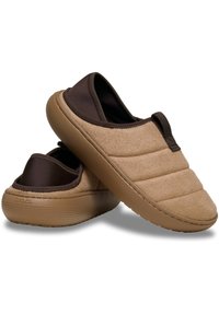 Brązowe buty slip-on z polaru o pikowanym wzorze, miękkiej strukturze i ciemnobrązowych wykończeniach, z gumową podeszwą zapewniającą przyczepność i trwałość.