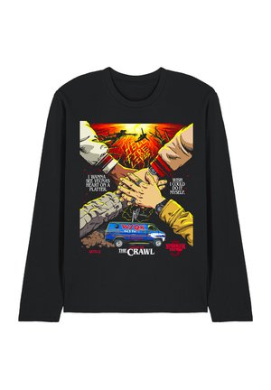 Vier übereinander gelegte Hände, darunter ein Radio-Transporter, und ein feuriger Hintergrund mit Silhouetten sowie der Schriftzug "Hellfire Club" auf einem schwarzen Langarmshirt.