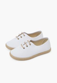 Bílé plátěné boty s provazovými tkaničkami, kulatou špičkou a strukturovanou juty-style podrážkou, nabízející ležérní a lehký design.