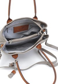 Grijze stoffen handtas met bruine leren hengsels, met een gestreepte interieur, ritssluitingen en een geperst leren label.
